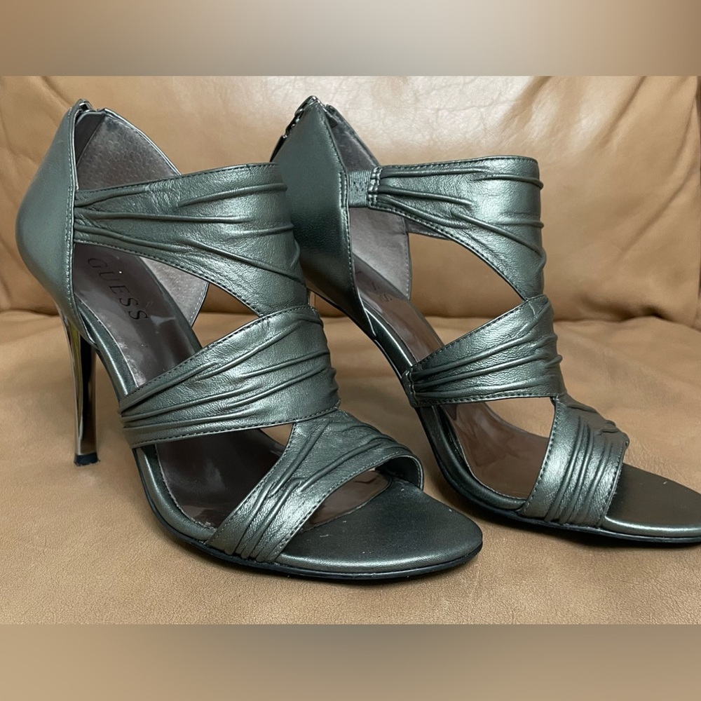 Guess Grey Shoes *Size: 6.5 M
🔥2 for $13 SALE